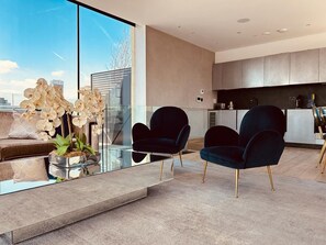 Smart TV, fireplace, stereo