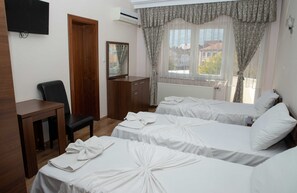 Economy Triple Room - Hotel Leo (Pec)
