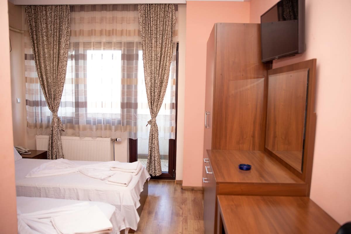 Habitación económica con 2 camas individuales | Escritorio, tabla de planchar con plancha y wifi gratis