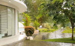 Property grounds - Get the celebrity treatment with world-class service at Silverline Luxury Villa (Melsiripura)