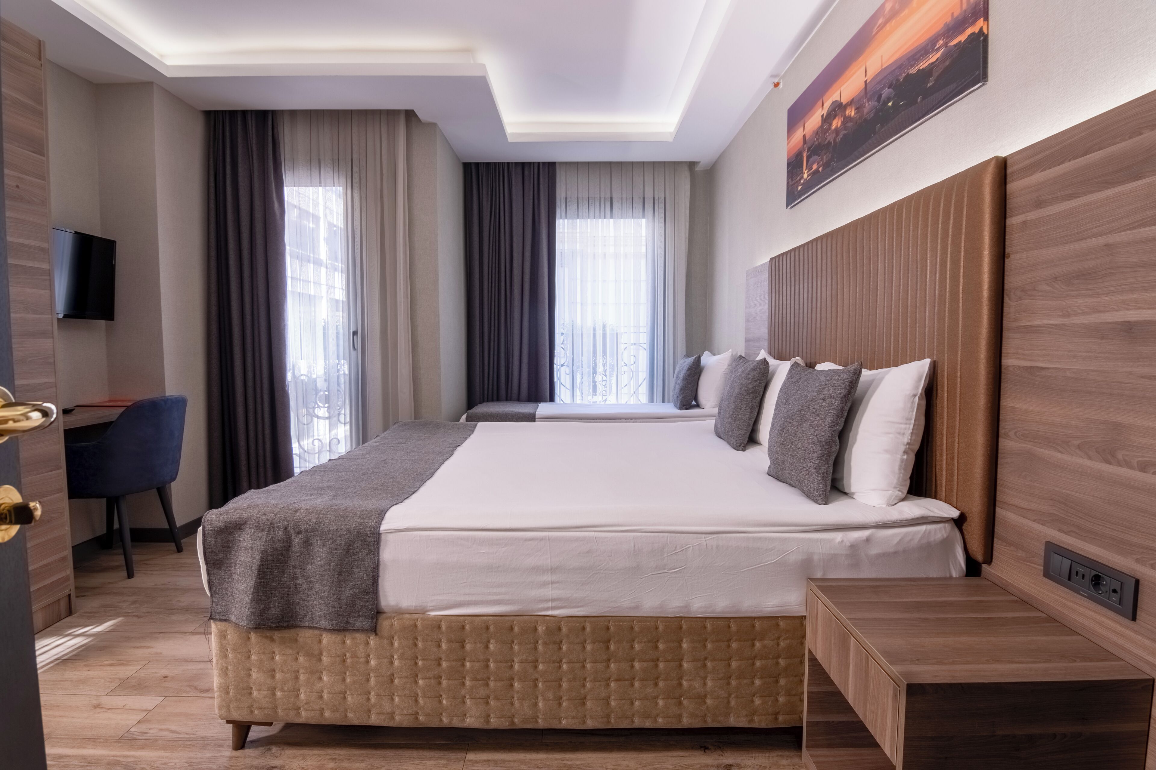 Minibar, caja de seguridad en la habitación y escritorio 