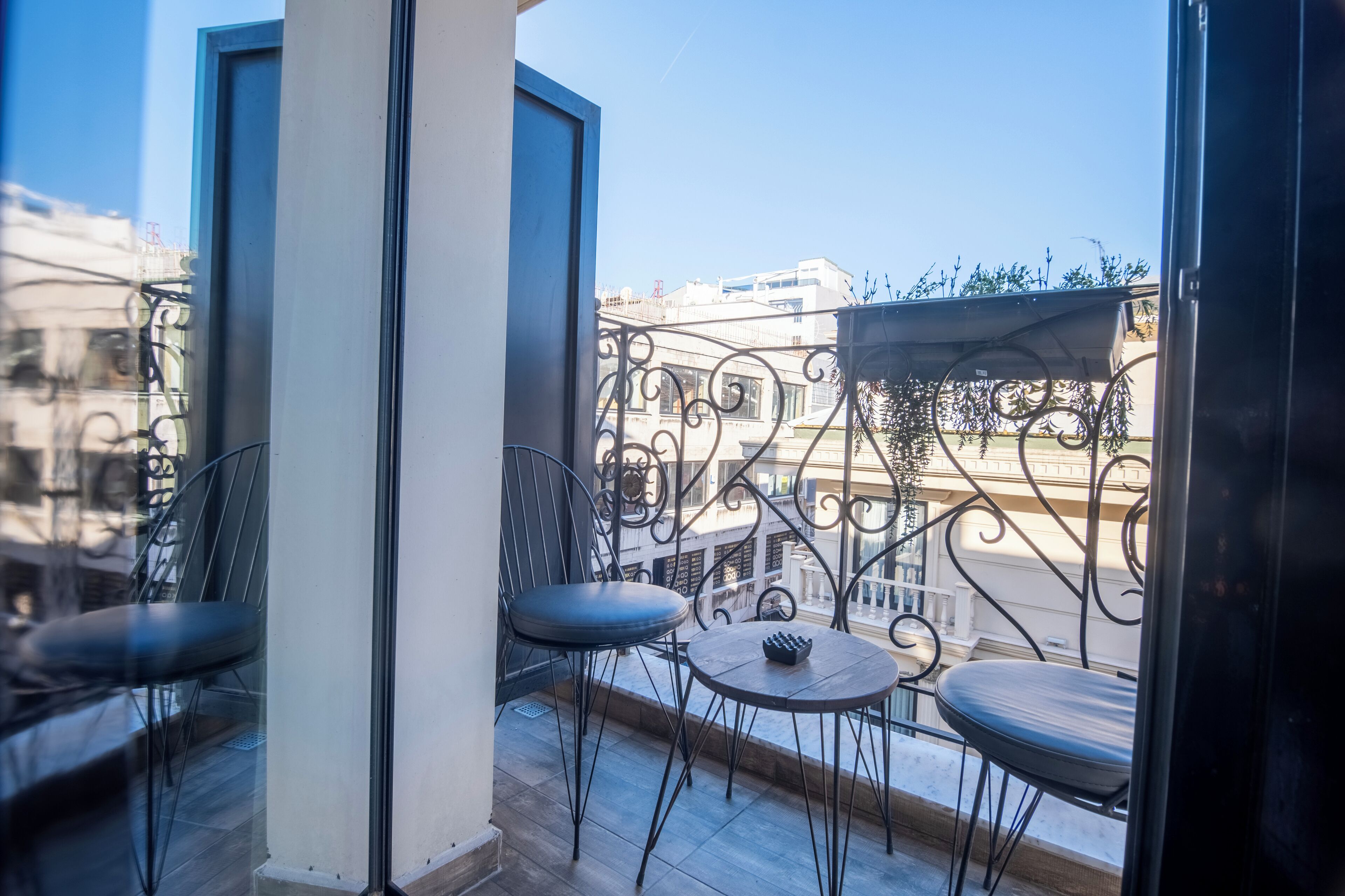 Standard Room | Minibar, in-room safe, desk, laptop workspace