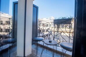 Minibar, caja de seguridad en la habitación y escritorio