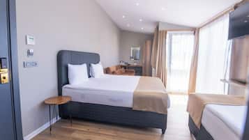 Family Room | Minibar, in-room safe, desk, laptop workspace