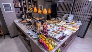 Ein Buffet mit verschiedenen Speisen und einer Obstauslage.