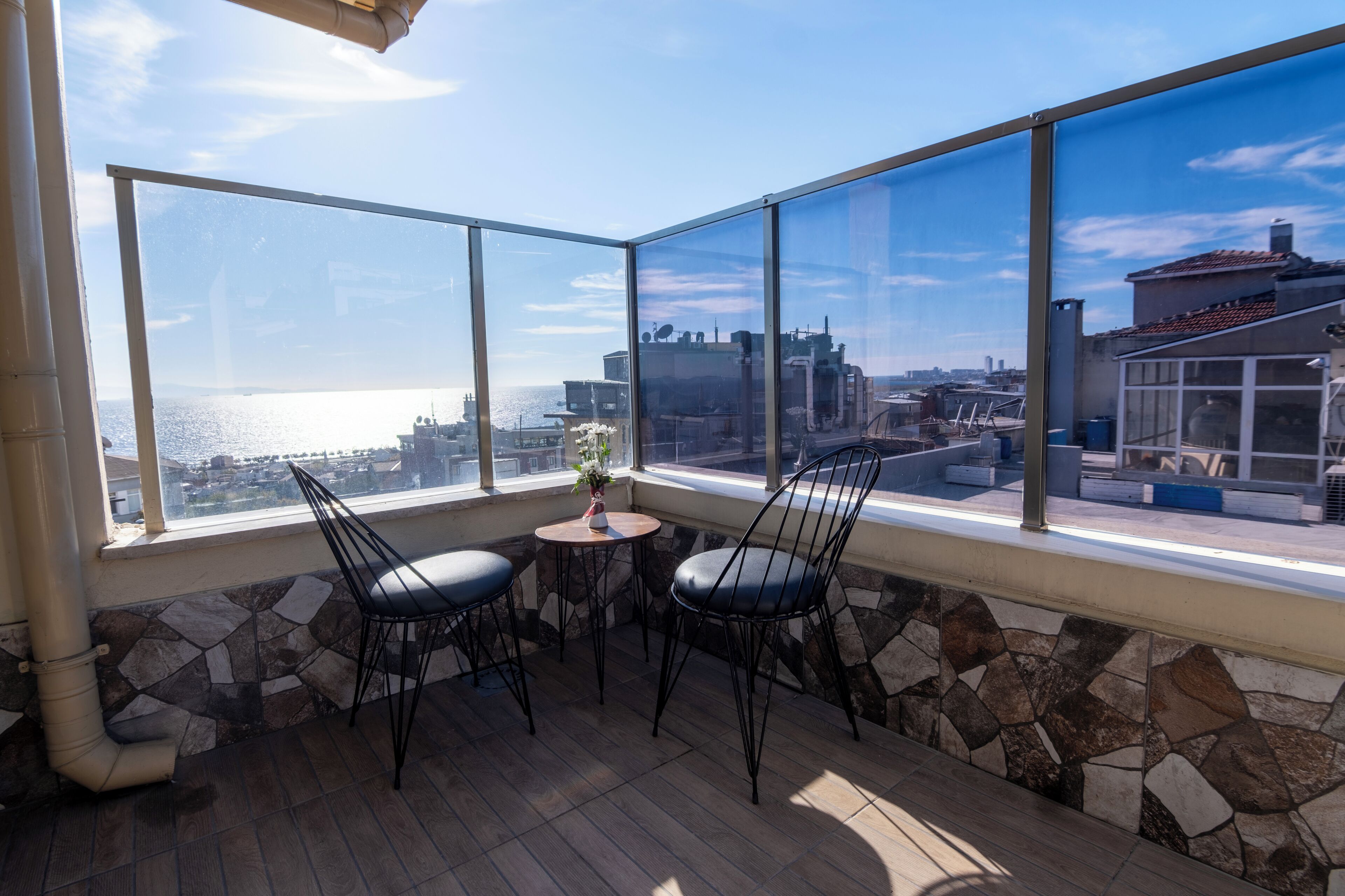 Minibar, pengeskab på værelset, skrivebord