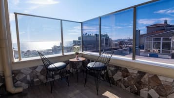 Frigobar, cofres nos quartos, escrivaninha