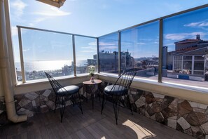 Minibar, két bảo mật tại phòng, bàn 