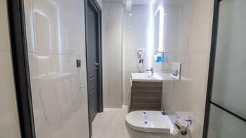 Regadera, amenidades de baño gratuitas, secadora de cabello, pantuflas