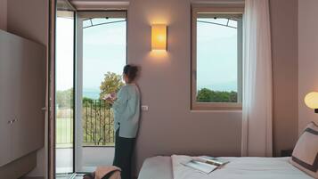 Suite, vista lago | 1 camera, biancheria da letto di alta qualità, copriletto in piuma