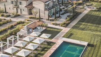 Innenpool, AuĂenpool (je nach Saison geöffnet), Cabañas (kostenlos)