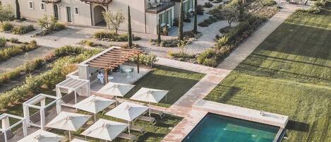 Piscina interna, piscina externa sazonal, barracas de cortesia