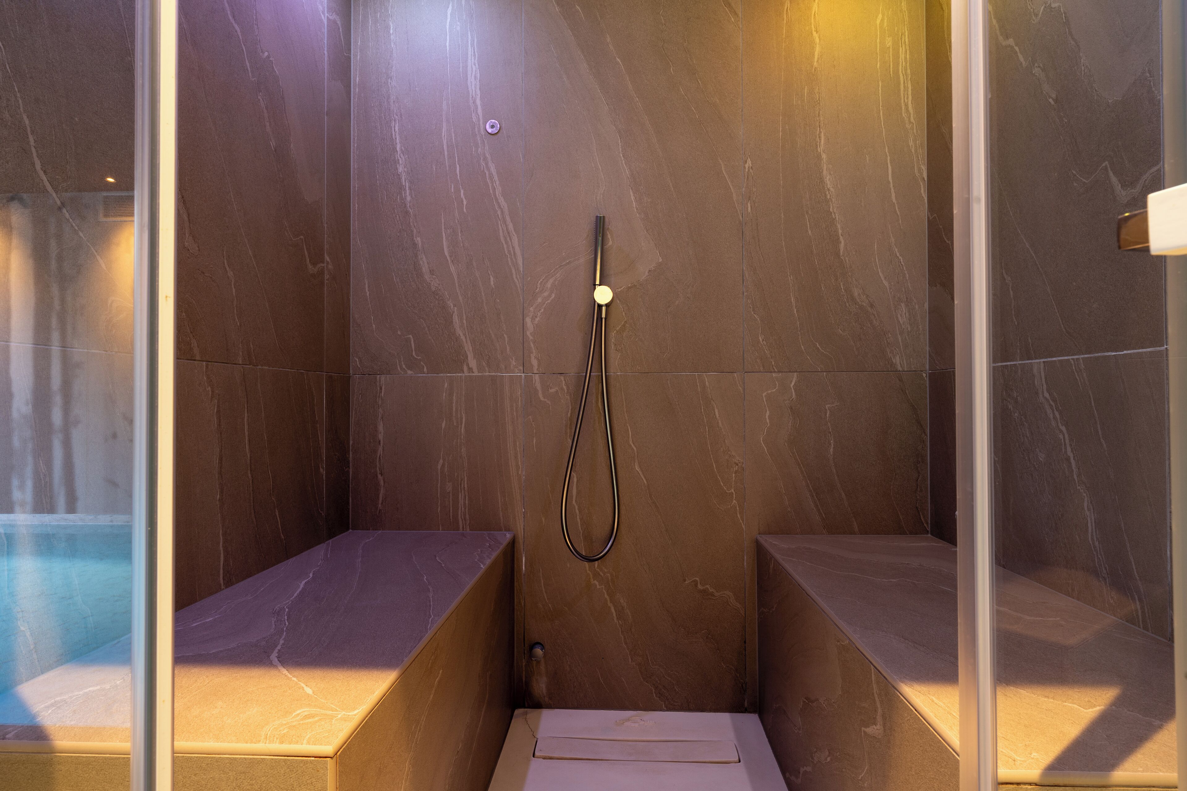 Behandlingsrum til par, boblebad, dampbad, massagebehandlinger