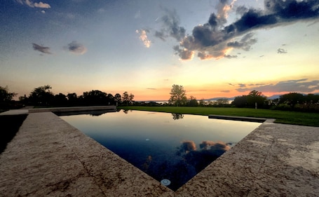 Una piscina techada, una piscina al aire libre de temporada
