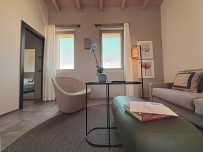 Suite, vistas al lago | Zona de estar | Una Smart TV, Netflix, suelo radiante, servicios de streaming