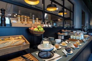 Free daily buffet breakfast