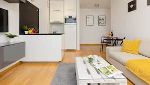 Un apartamento moderno con cocina, comedor y sala de estar.