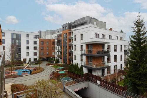 Bright Apartment with Balcony | 15 min to Metro