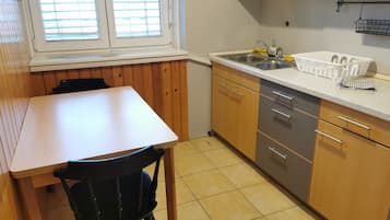 Studio | Private kitchen | Full-size fridge, cookware/dishes/utensils