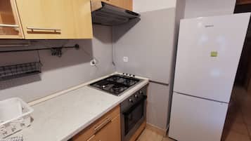 Studio | Cuisine privée | Grand réfrigérateur, batterie de cuisine, vaisselle et ustensiles
