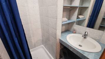 Studio | Kamar mandi | Shower dan handuk