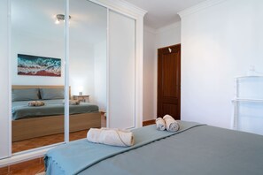 2 chambres, coffres-forts dans les chambres, fer et planche à repasser