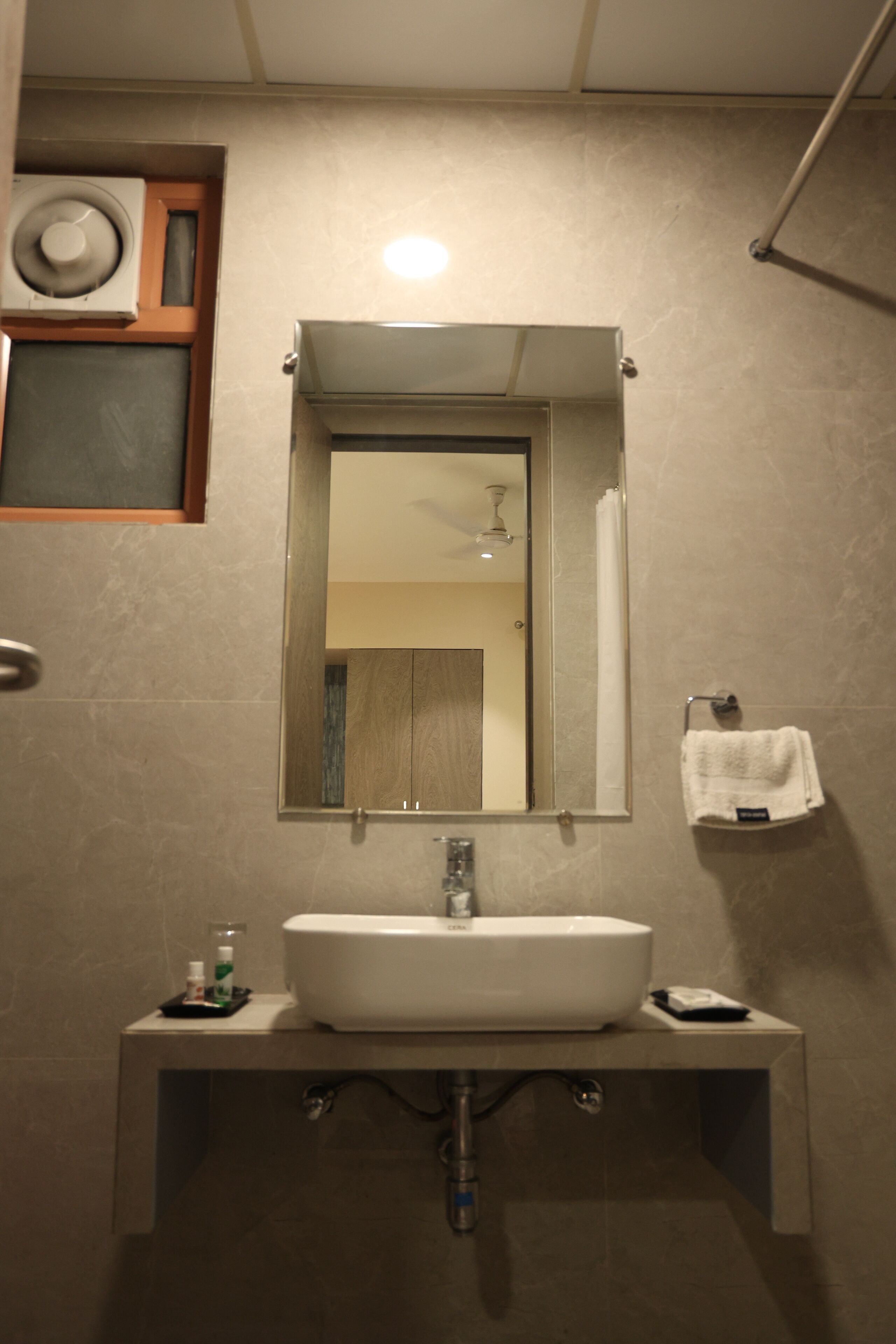 Superior Room | Bathroom | Shower, rainfall showerhead, free toiletries, hair dryer