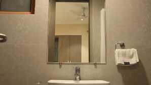 Quarto superior | Banheiro | Chuveiro, chuveiro com efeito de chuva, produtos de toalete grátis 