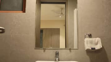 Superior Room | Bathroom | Shower, rainfall showerhead, free toiletries, hair dryer