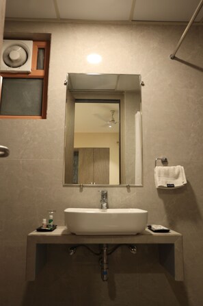 Superior Room | Bathroom | Shower, rainfall showerhead, free toiletries, hair dryer - Hotel Pinaka Inn (Lucknow)