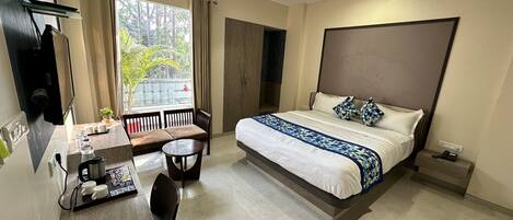 Camera Superior | Una scrivania, postazione laptop, tende oscuranti, insonorizzazione