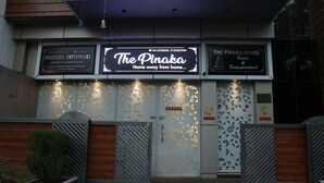 Fachada de hotel com placas indicando 