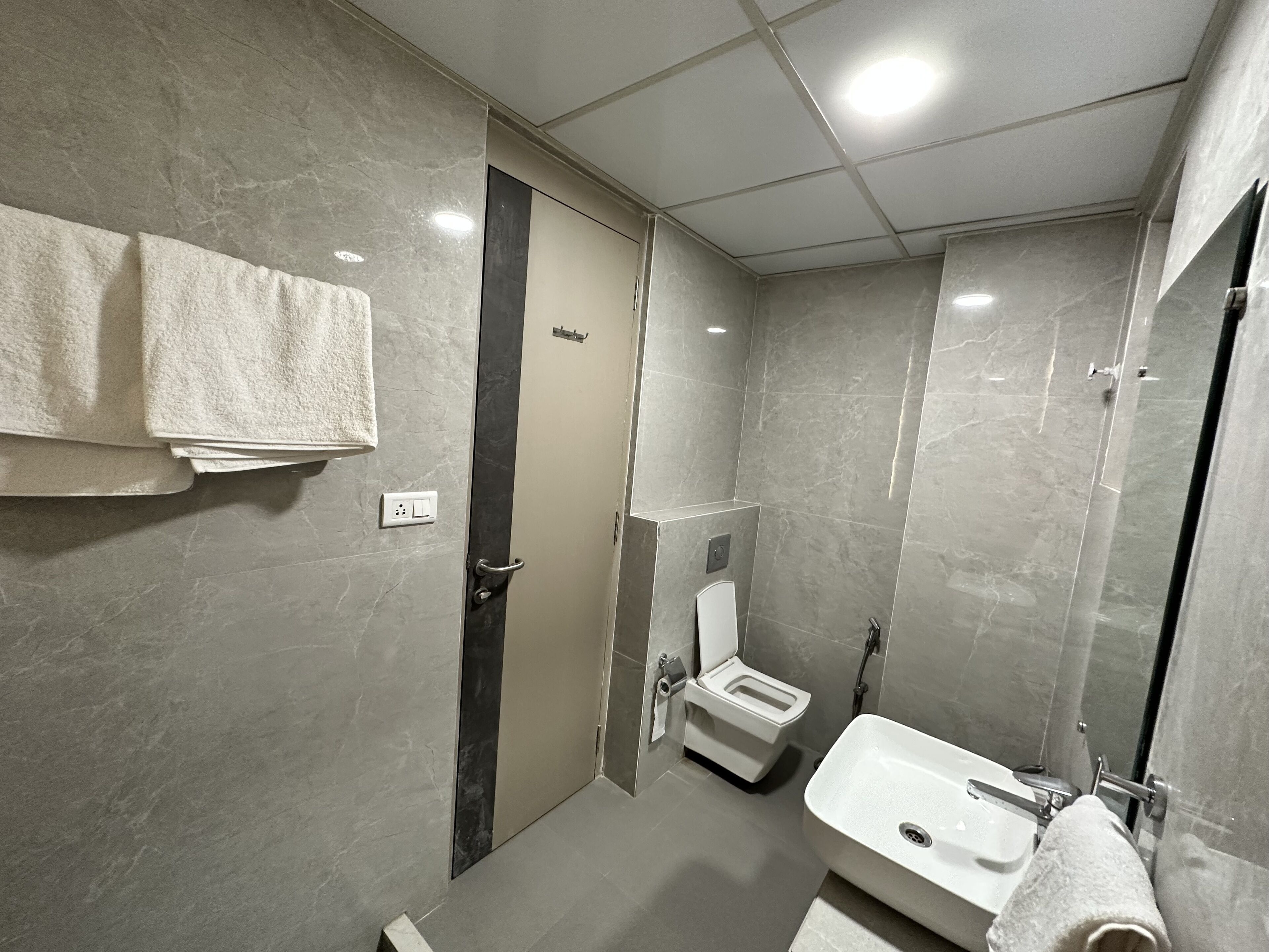 Deluxe Room | Bathroom | Shower, rainfall showerhead, free toiletries, hair dryer