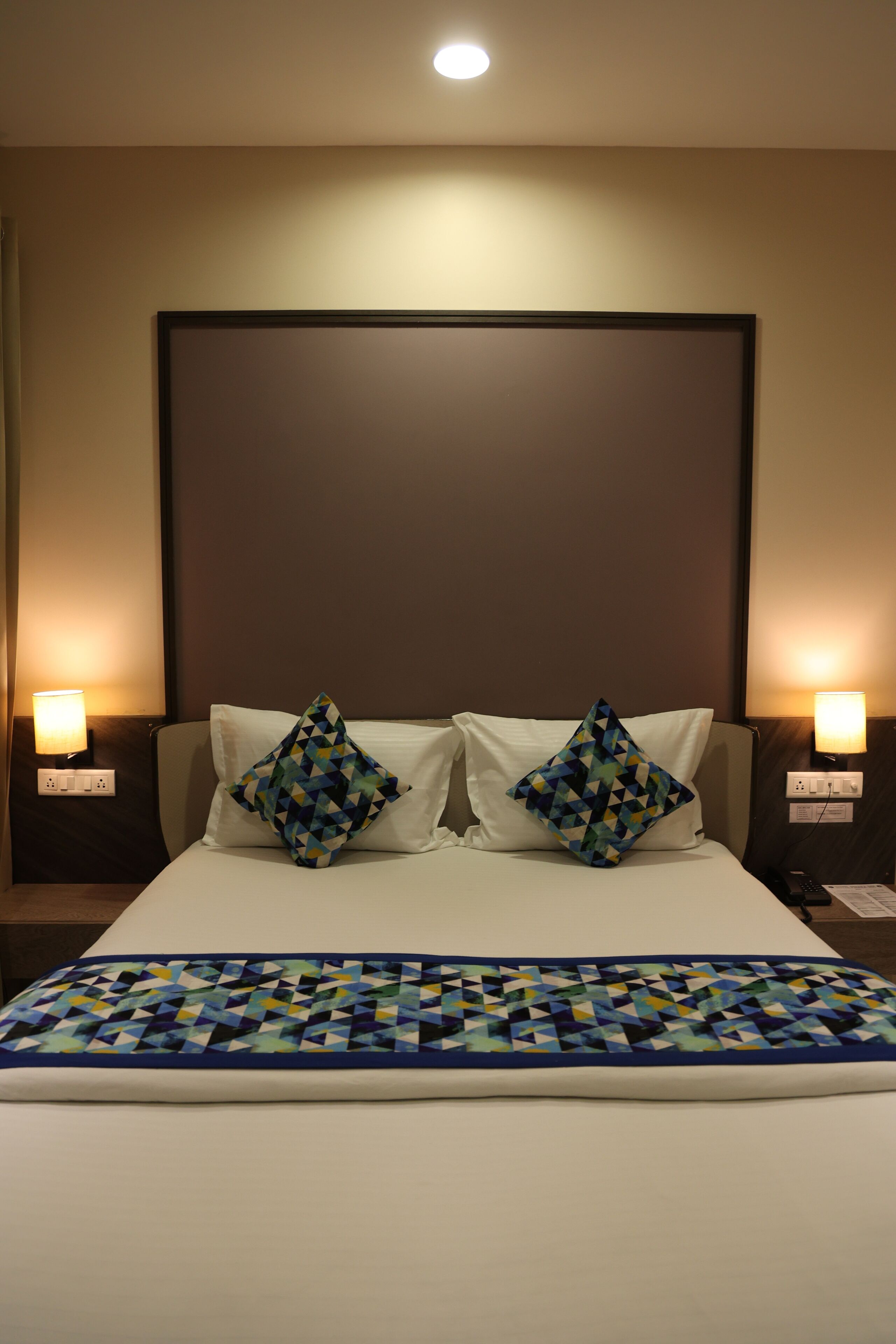 Deluxe Room | Desk, laptop workspace, blackout drapes, soundproofing