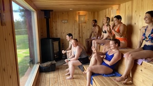 Una sauna con paredes de madera y un ventanal grande.