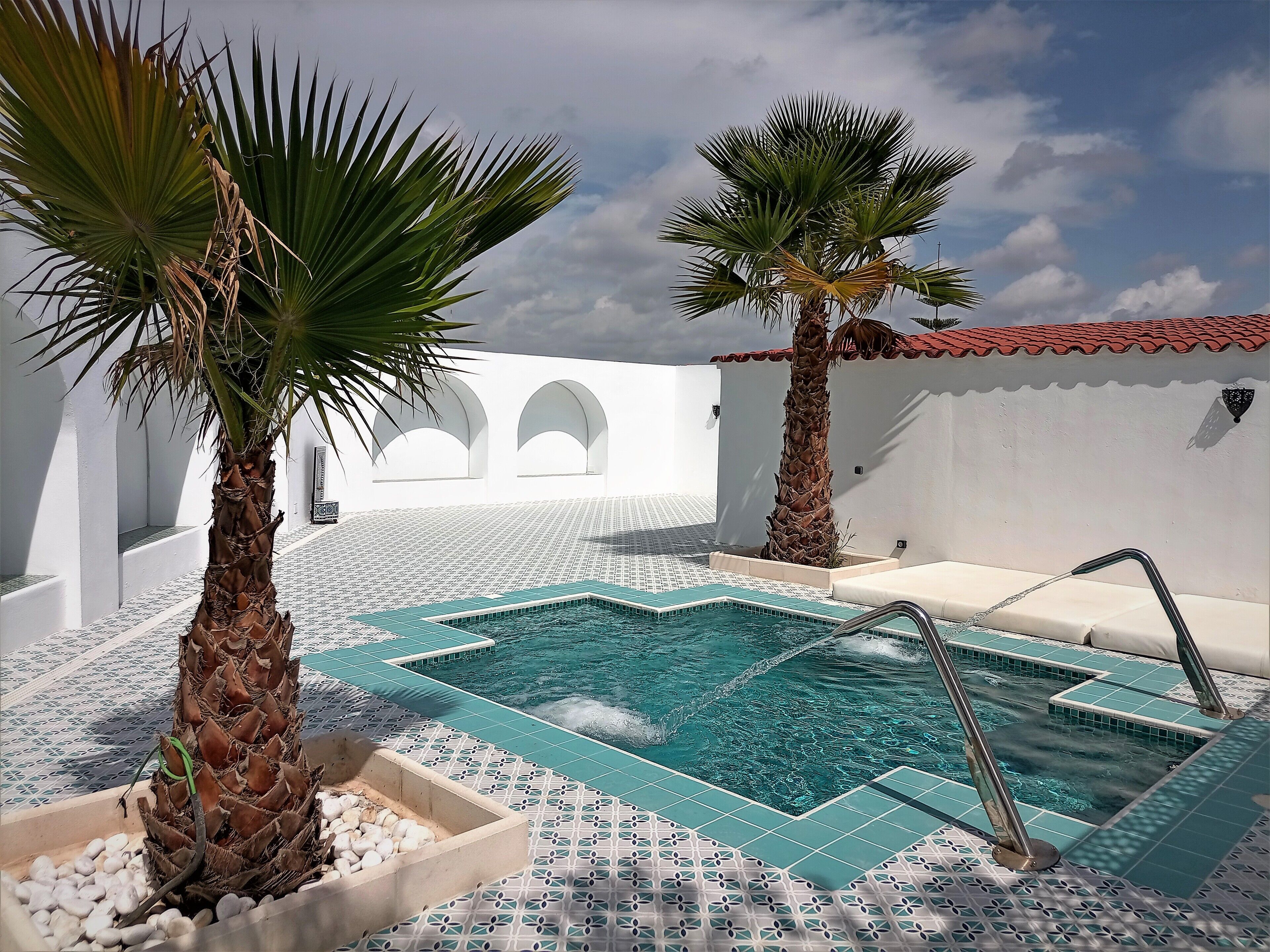 Una piscina al aire libre, una piscina climatizada