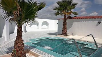 Una piscina al aire libre, una piscina climatizada