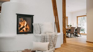 A cozy room with a fireplace, a dining area, and a view of the outdoors. - Apartment with 180sqm - in a former quiet farmhouse (Weitnau)
