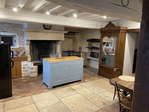 Interior - Small Burgundy stone house, private courtyard, close fromCluny, Taizé, Cormatin. (Cortevaix)