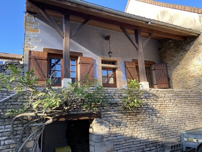 Small Burgundy stone house, private courtyard, close fromCluny, Taizé, Cormatin.