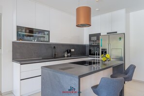 Fridge, microwave, oven, stovetop - Villa Casa Mara with heated pool (Štokovci)