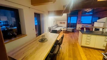 Comfort-Apartment | Essbereich im Zimmer