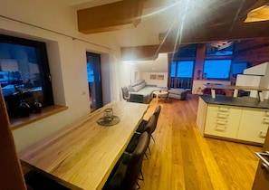 Apartemen Comfort | Makan di kamar