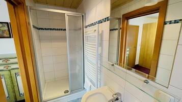 Standard-Apartment | Badezimmer | Handtücher, Toilettenpapier