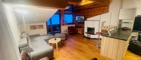 Comfort-Apartment | Wohnbereich | 50-Zoll-Flachbildfernseher mit Satellitenempfang