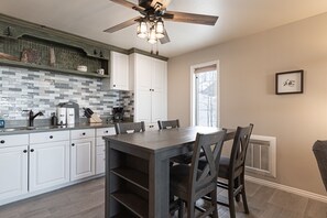 Fridge, microwave, oven, stovetop - Ski-In Style Near Navajo & Giant Steps Lifts (Brian Head)