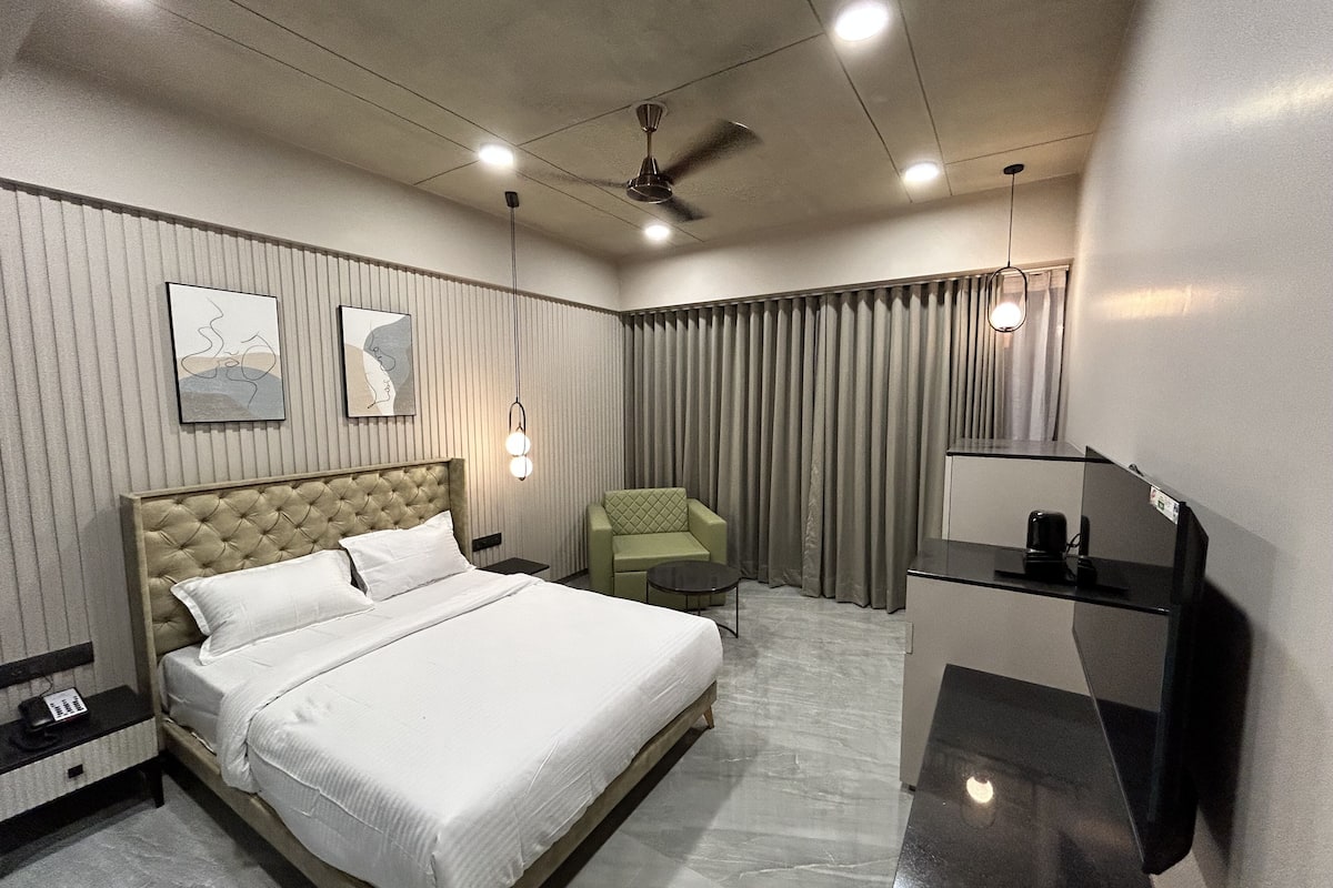Deluxe Double Room | Premium bedding, desk, bed sheets