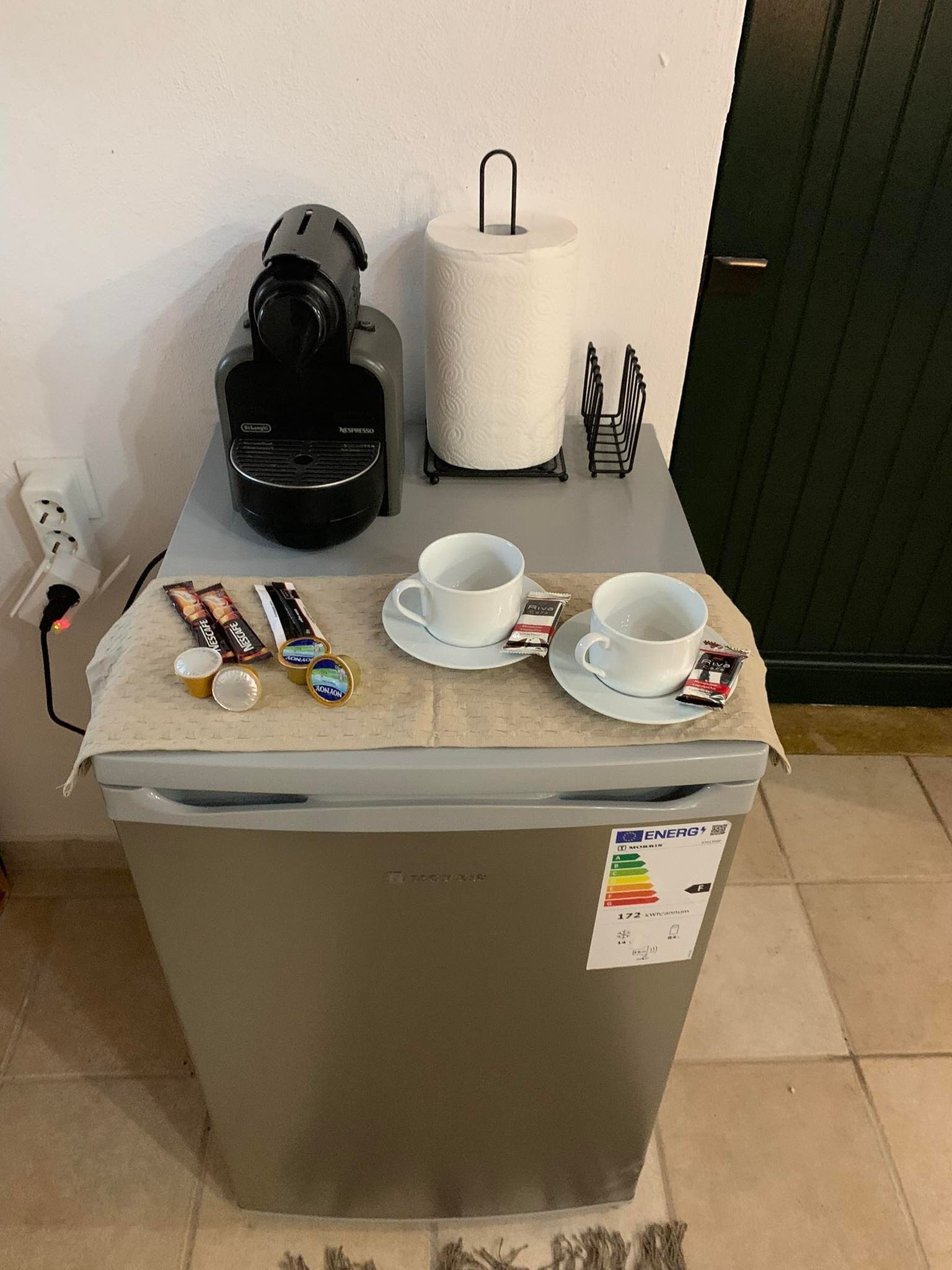 Studio | Eget kjøkken | Minikjøleskap, espressomaskin og vannkoker