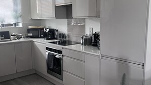 Appartement, 1 grand lit | Cuisine privée | Réfrigérateur, micro-ondes, four, plaque de cuisson
