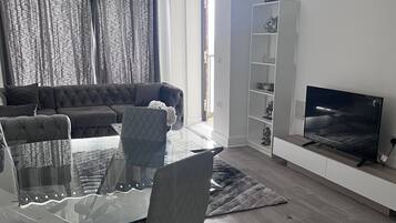 Apartment, 1 Queen Bed | Dining